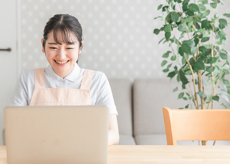 パソコンを操作するスタッフ