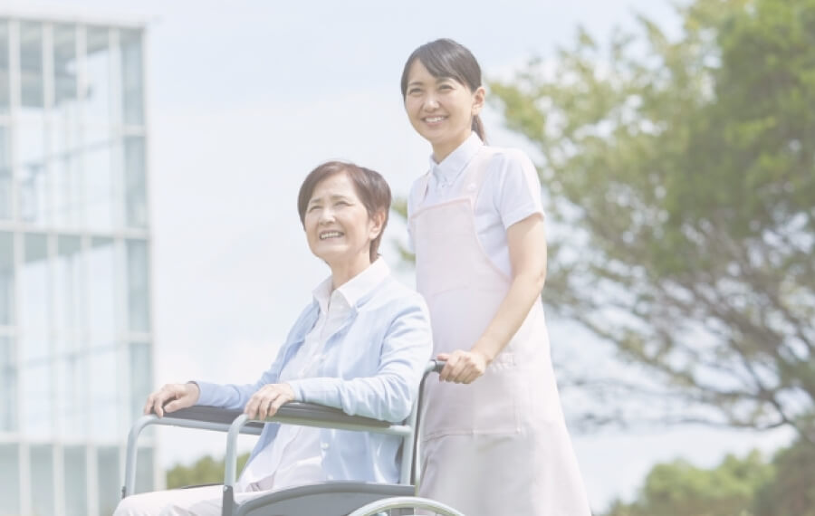 車いすを押す様子