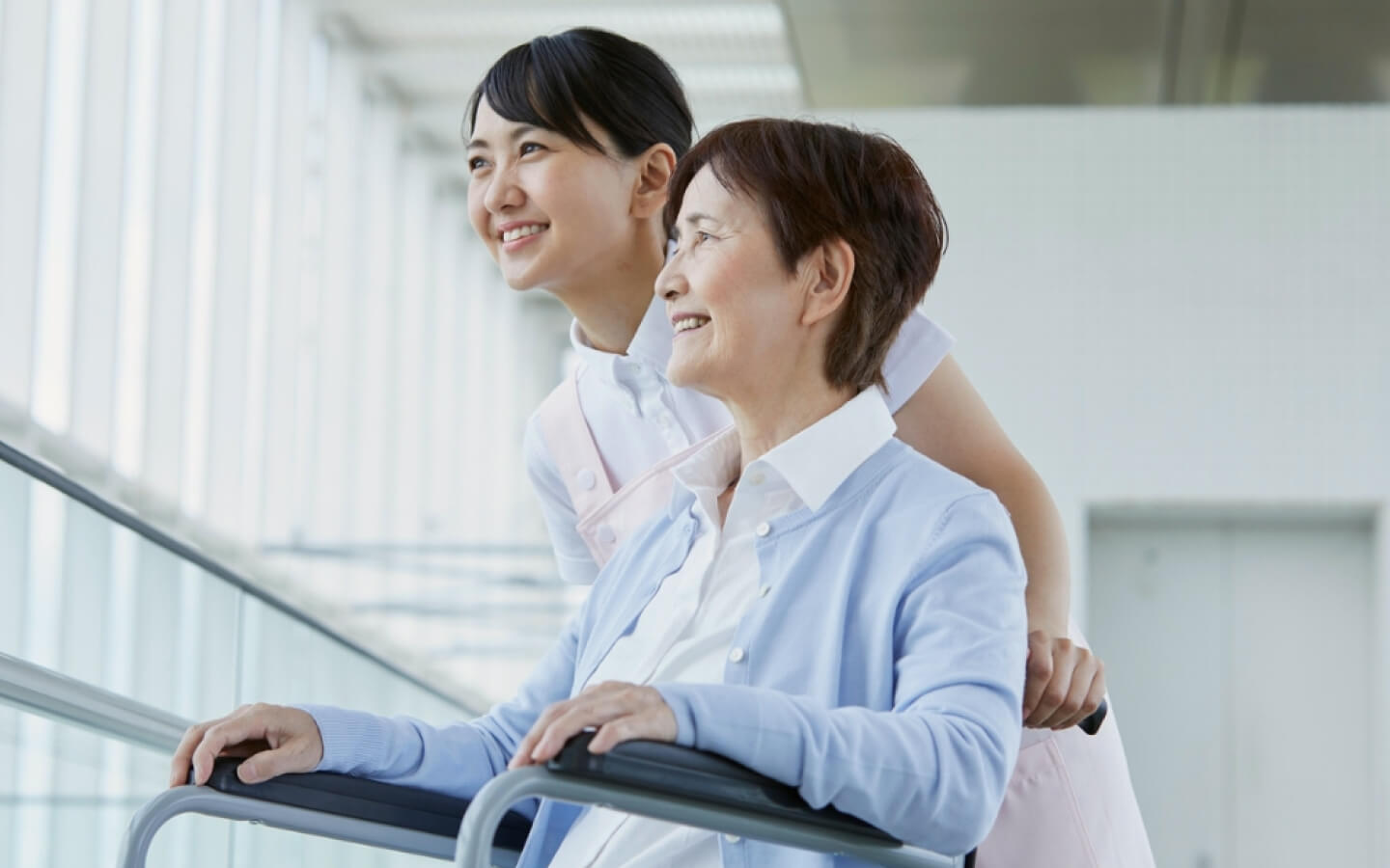 スタッフが車いすを押す様子